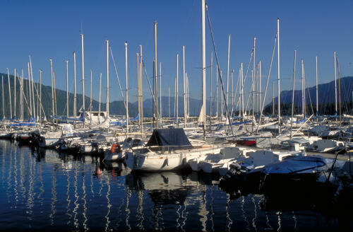 Aix-les-Bains (73) - Le port de plaisance sur le lac du Bourget 