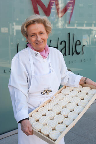 Lyon (69) - Renée Richard, "La Mère Richard", et ses très fameux fromages, aux Halles 