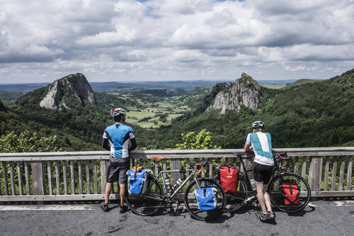 Cyclotourisme en Auvergne : de Clermont-Ferrand à Aurillac, pause devant les roches Tuilière et Sanadoire (63) 