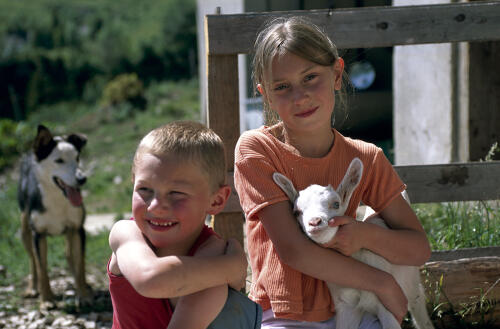 Enfants et agneau au Chinaillon - Aravis (74) 