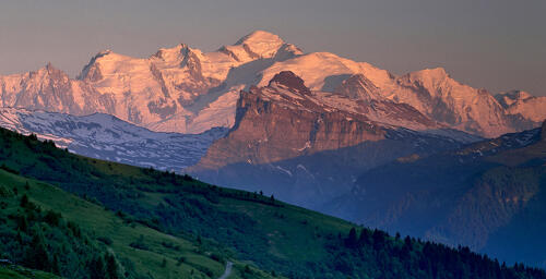 Coucher de soleil sur le Mont Blanc vu depuis le lac de Joux Plane - Grand Massif (74) 