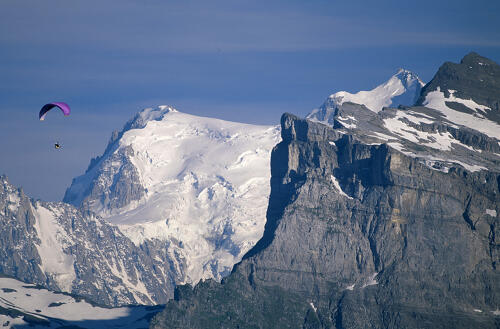 Parapente face au Mont Blanc et à la Pointe de Sales (74) 