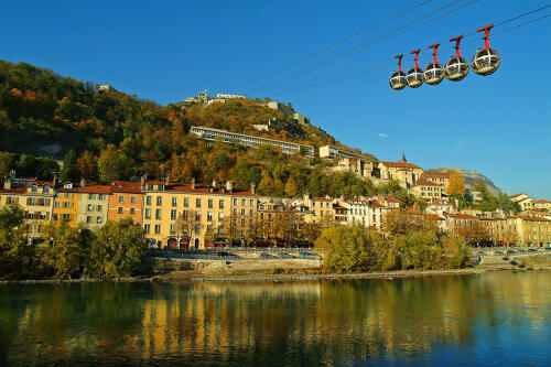 Grenoble (38) - les quais de l'Isère et et le téléphérique de la Bastille 