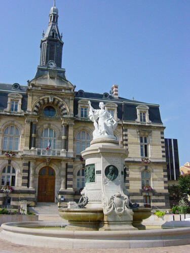 Roanne (42) - Hôtel de ville, fontaine 