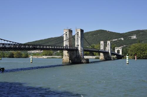 Donzère, pont suspendu sur le Rhône - Drôme Provençale 