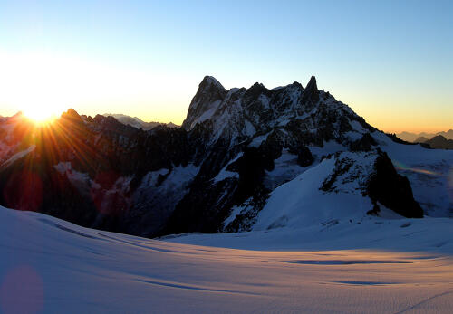 Lever de soleil sur le Massif du Mont Blanc (74) 