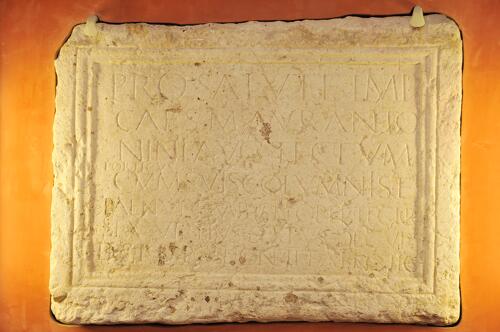 Stèle du musée gallo-romain d'Aoste (38) 