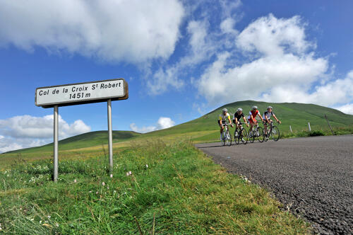 Cyclisme dans le Massif du Sancy (63), passage du col de la Croix St-Robert 