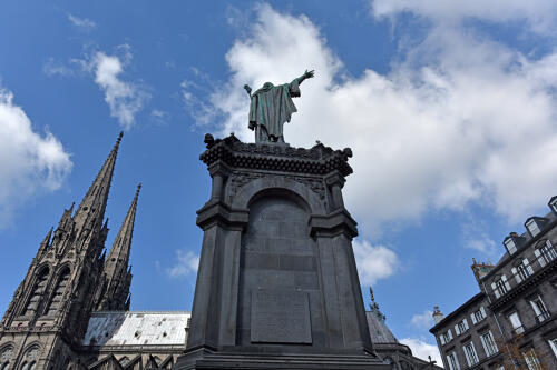 Clermont-Ferrand - Cathédrale Notre-Dame-de-l'Assomption et statue d'Urbain II 