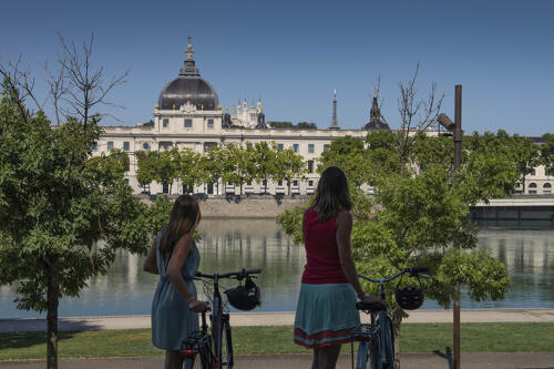 Lyon à vélo, les berges du Rhône, face au Grand Hôtel-Dieu 