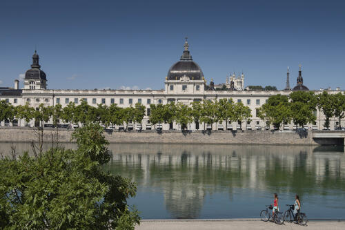 Lyon à vélo, les berges du Rhône, face au Grand Hôtel-Dieu 