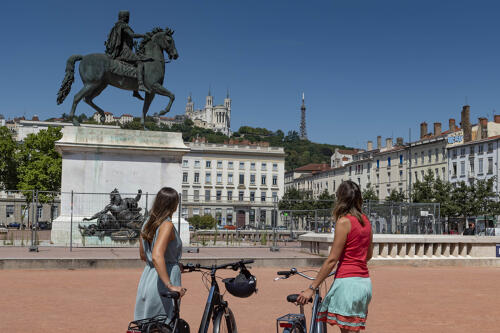 Lyon à vélo, place Bellecour et la statue de Louis XIV 
