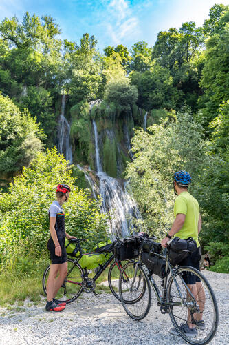 Pause vélo devant la cascade de Glandieu, Saint-Benoit - Bugey (01) 