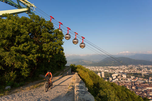 Grenoble (38) - VTT sous les "bulles", téléphérique de la Bastille 
