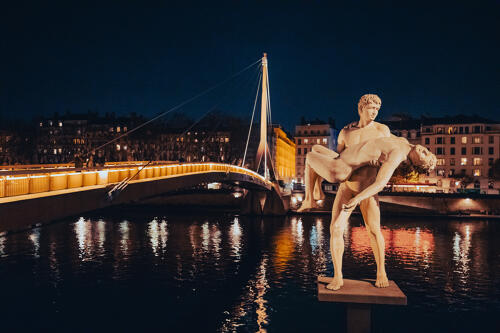 Lyon - statue "The Weight of Oneself" et passerelle du Palais de justice sur la Saône 